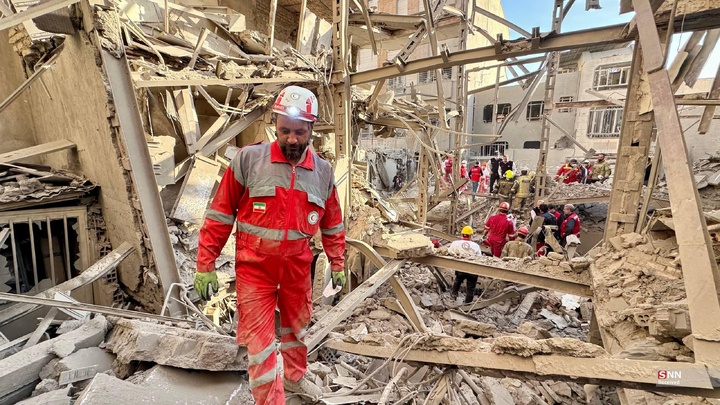 تلاش نیروهای امدادی بعد از حملات آمریکایی - صهیونیستی به مناطق مسکونی