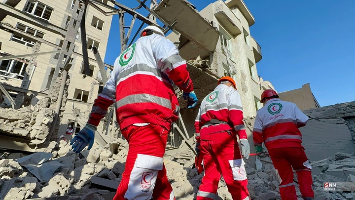 تلاش نیروهای امدادی بعد از حملات آمریکایی - صهیونیستی به مناطق مسکونی