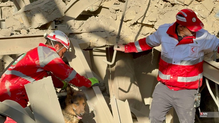 تلاش نیروهای امدادی بعد از حملات آمریکایی - صهیونیستی به مناطق مسکونی