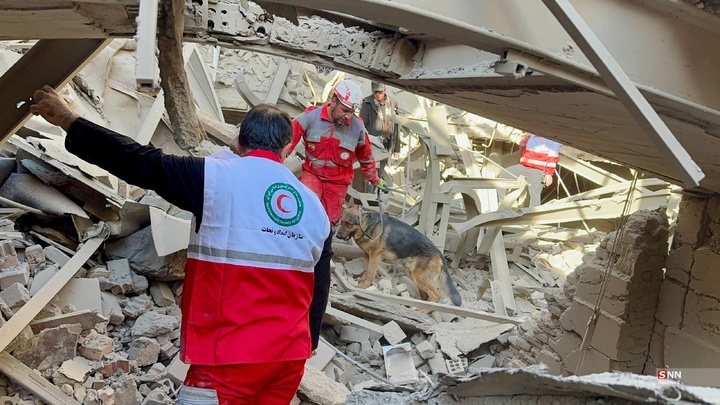 تلاش نیروهای امدادی بعد از حملات آمریکایی - صهیونیستی به مناطق مسکونی