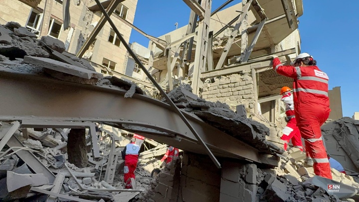 تلاش نیروهای امدادی بعد از حملات آمریکایی - صهیونیستی به مناطق مسکونی