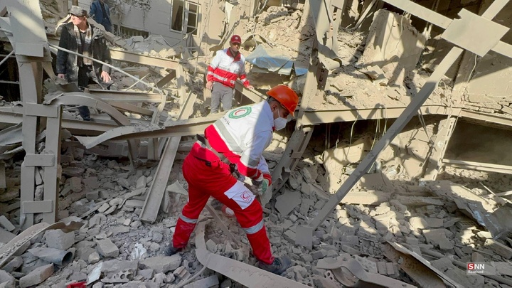 تلاش نیروهای امدادی بعد از حملات آمریکایی - صهیونیستی به مناطق مسکونی