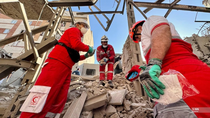 تلاش نیروهای امدادی بعد از حملات آمریکایی - صهیونیستی به مناطق مسکونی