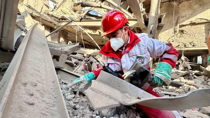 تلاش نیروهای امدادی بعد از حملات آمریکایی - صهیونیستی به مناطق مسکونی