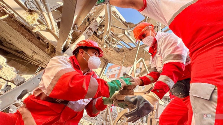 تلاش نیروهای امدادی بعد از حملات آمریکایی - صهیونیستی به مناطق مسکونی