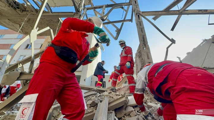 تلاش نیروهای امدادی بعد از حملات آمریکایی - صهیونیستی به مناطق مسکونی