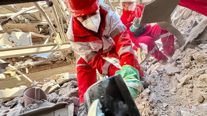 تلاش نیروهای امدادی بعد از حملات آمریکایی - صهیونیستی به مناطق مسکونی