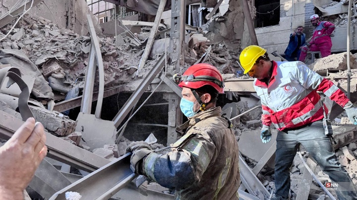 تلاش نیروهای امدادی بعد از حملات آمریکایی - صهیونیستی به مناطق مسکونی