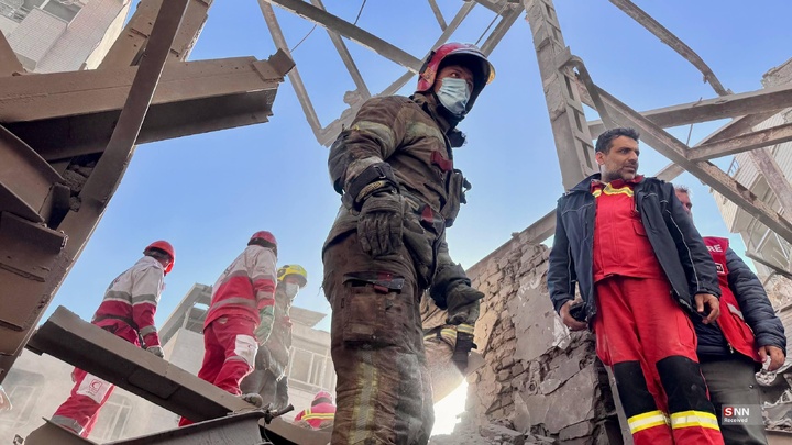 تلاش نیروهای امدادی بعد از حملات آمریکایی - صهیونیستی به مناطق مسکونی