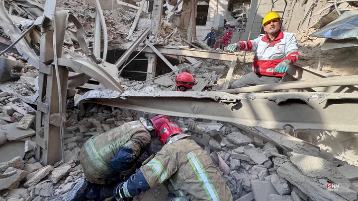 تلاش نیروهای امدادی بعد از حملات آمریکایی - صهیونیستی به مناطق مسکونی