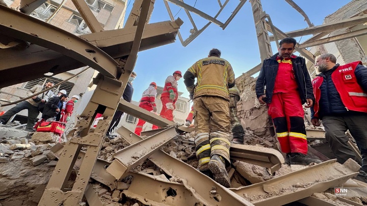 تلاش نیروهای امدادی بعد از حملات آمریکایی - صهیونیستی به مناطق مسکونی