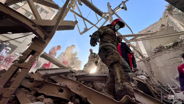 تلاش نیروهای امدادی بعد از حملات آمریکایی - صهیونیستی به مناطق مسکونی