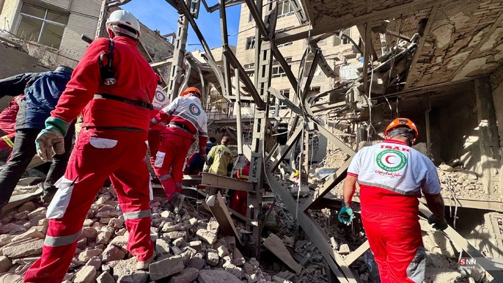 تلاش نیروهای امدادی بعد از حملات آمریکایی - صهیونیستی به مناطق مسکونی