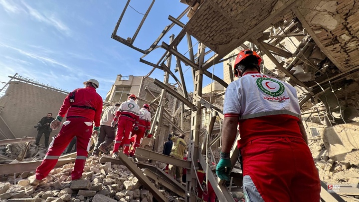 تلاش نیروهای امدادی بعد از حملات آمریکایی - صهیونیستی به مناطق مسکونی