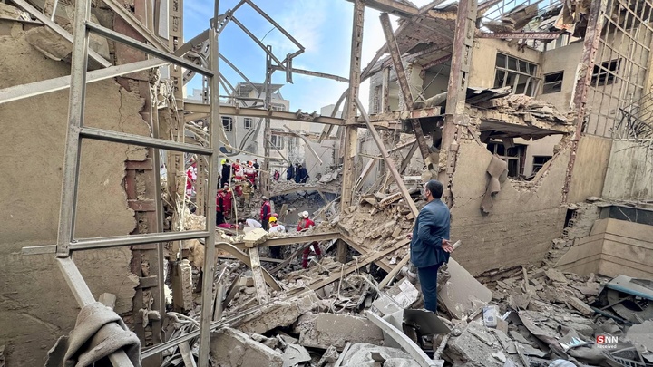 تلاش نیروهای امدادی بعد از حملات آمریکایی - صهیونیستی به مناطق مسکونی