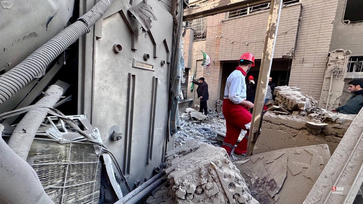 تلاش نیروهای امدادی بعد از حملات آمریکایی - صهیونیستی به مناطق مسکونی