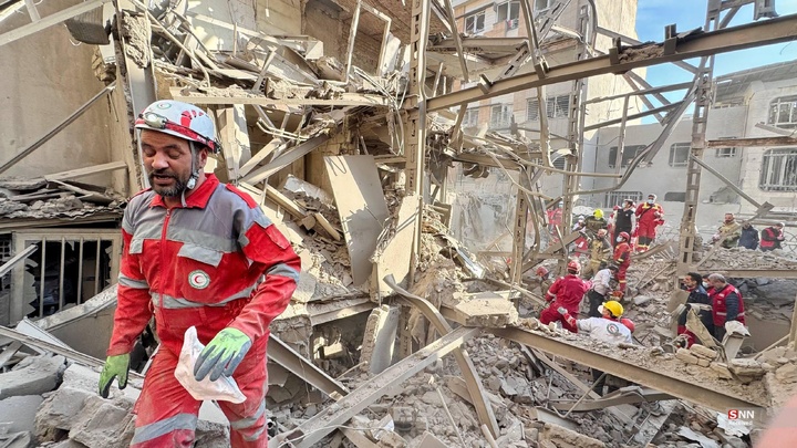 تلاش نیروهای امدادی بعد از حملات آمریکایی - صهیونیستی به مناطق مسکونی