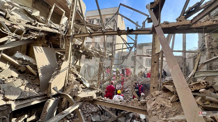 تلاش نیروهای امدادی بعد از حملات آمریکایی - صهیونیستی به مناطق مسکونی