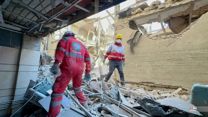 تلاش نیروهای امدادی بعد از حملات آمریکایی - صهیونیستی به مناطق مسکونی