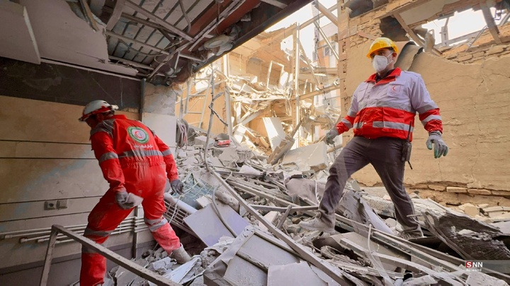 تلاش نیروهای امدادی بعد از حملات آمریکایی - صهیونیستی به مناطق مسکونی