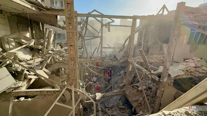 تلاش نیروهای امدادی بعد از حملات آمریکایی - صهیونیستی به مناطق مسکونی