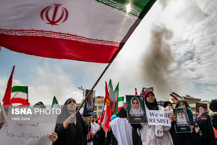 تجمع جمعی از بانوان تهرانی در اعلام انزجار از جنایات آمریکا و رژیم صهیونیستی