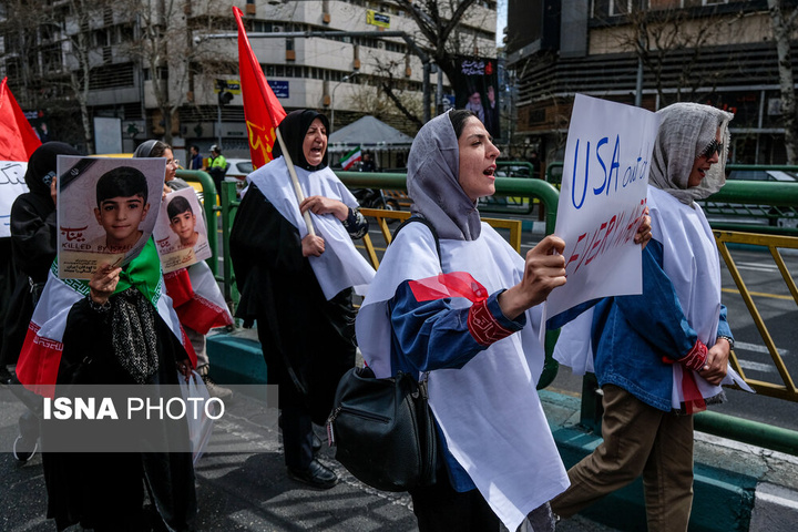 تجمع جمعی از بانوان تهرانی در اعلام انزجار از جنایات آمریکا و رژیم صهیونیستی