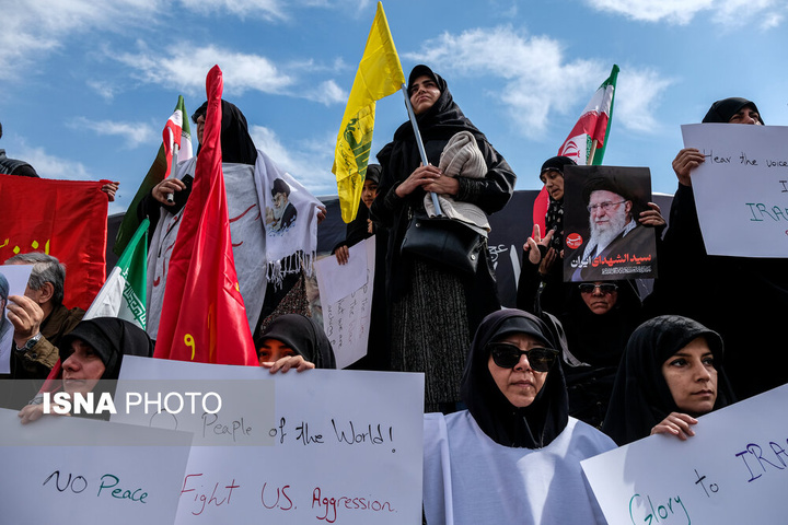 تجمع جمعی از بانوان تهرانی در اعلام انزجار از جنایات آمریکا و رژیم صهیونیستی