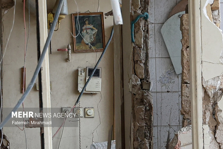 عملیات آواربرداری واحد مسکونی آسیب دیده در تهران