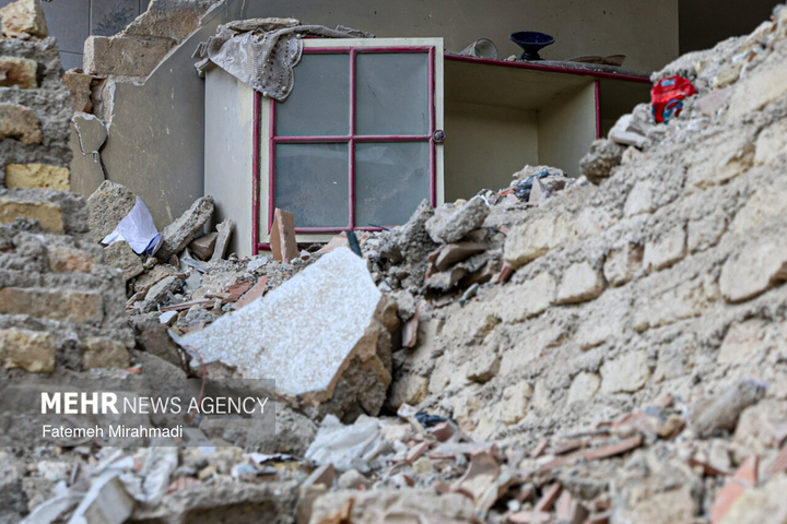 عملیات آواربرداری واحد مسکونی آسیب دیده در تهران