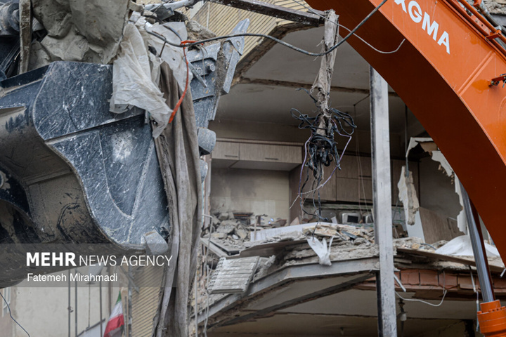 عملیات آواربرداری واحد مسکونی آسیب دیده در تهران