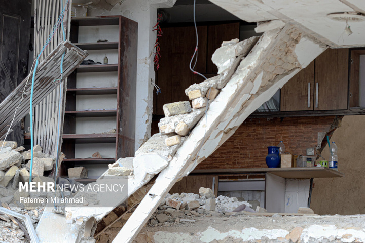 عملیات آواربرداری واحد مسکونی آسیب دیده در تهران