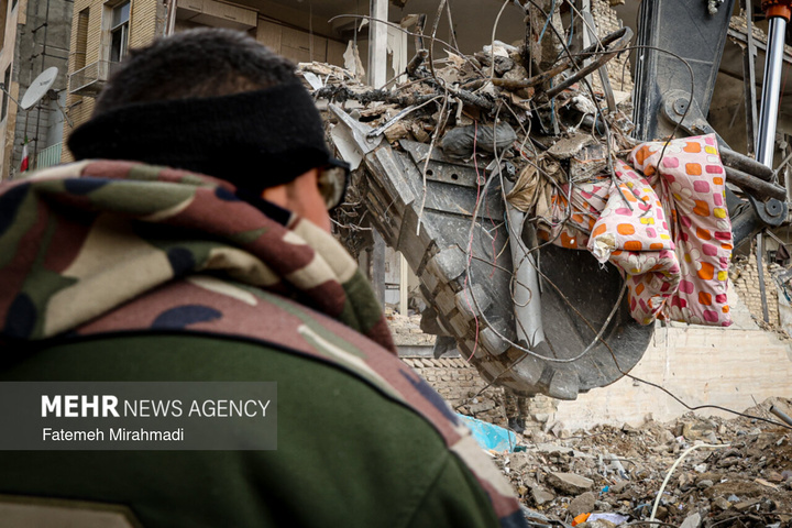 عملیات آواربرداری واحد مسکونی آسیب دیده در تهران