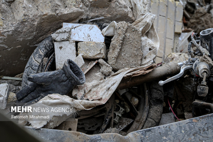 عملیات آواربرداری واحد مسکونی آسیب دیده در تهران