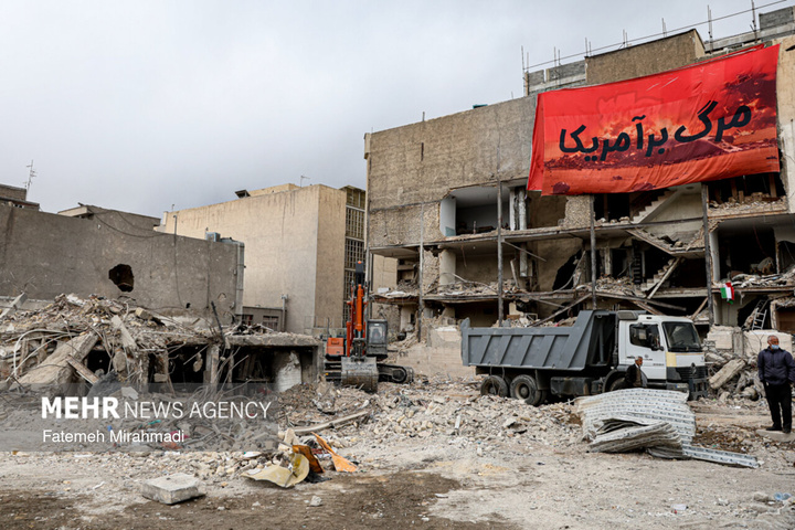 عملیات آواربرداری واحد مسکونی آسیب دیده در تهران