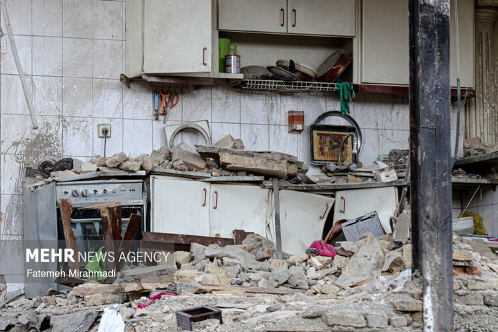 عملیات آواربرداری واحد مسکونی آسیب دیده در تهران