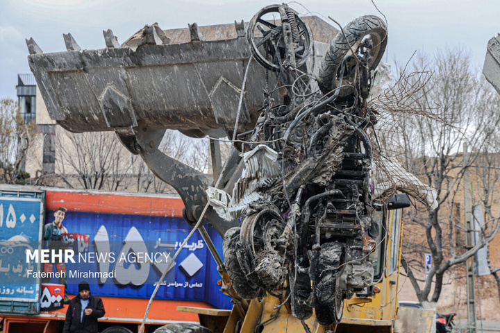عملیات آواربرداری واحد مسکونی آسیب دیده در تهران