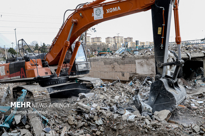 عملیات آواربرداری واحد مسکونی آسیب دیده در تهران