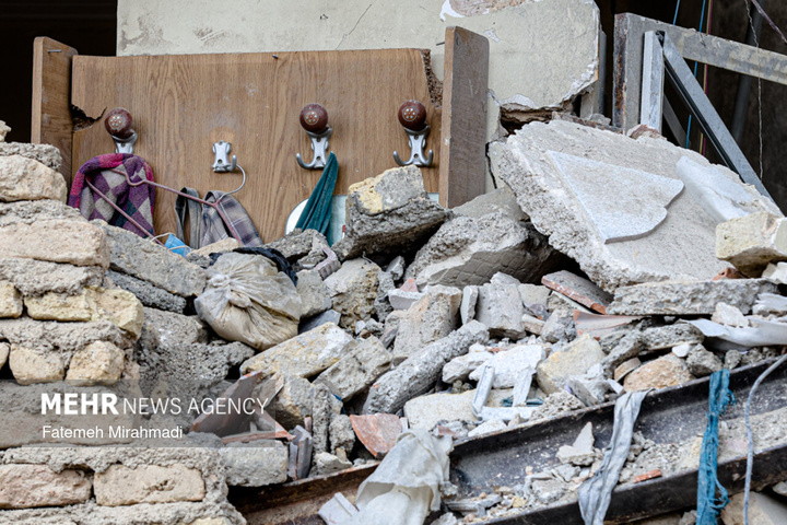 عملیات آواربرداری واحد مسکونی آسیب دیده در تهران