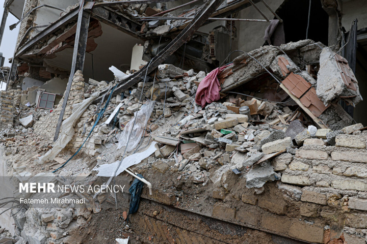 عملیات آواربرداری واحد مسکونی آسیب دیده در تهران