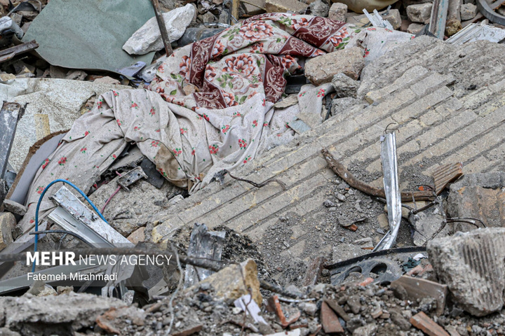 عملیات آواربرداری واحد مسکونی آسیب دیده در تهران