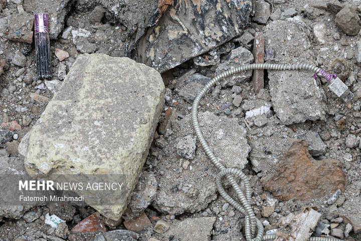 عملیات آواربرداری واحد مسکونی آسیب دیده در تهران