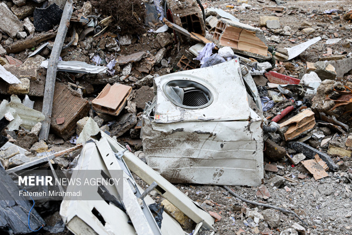عملیات آواربرداری واحد مسکونی آسیب دیده در تهران