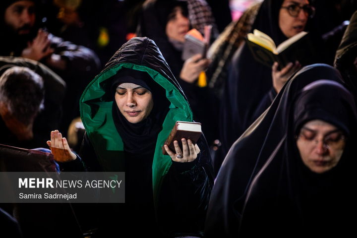 احیای شب نوزدهم ماه مبارک رمضان در میدان باغ‌فیض تهران