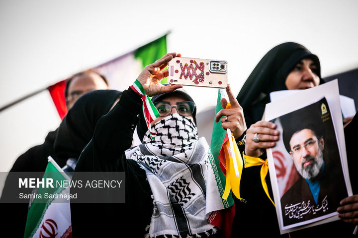 بیعت مردم سراسر کشور با سومین رهبر انقلاب اسلامی