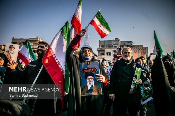 بیعت مردم سراسر کشور با سومین رهبر انقلاب اسلامی