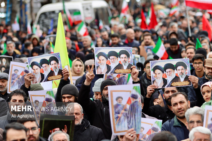 بیعت مردم سراسر کشور با سومین رهبر انقلاب اسلامی