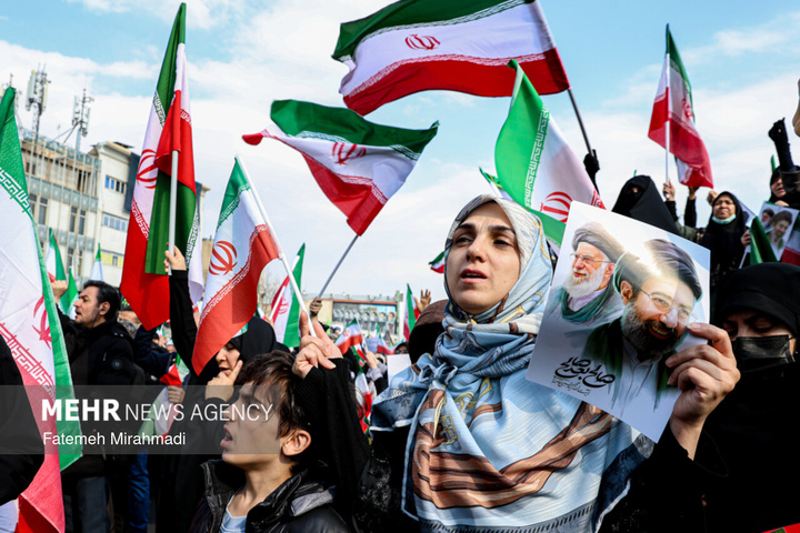 بیعت مردم سراسر کشور با سومین رهبر انقلاب اسلامی