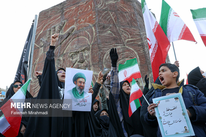 بیعت مردم سراسر کشور با سومین رهبر انقلاب اسلامی