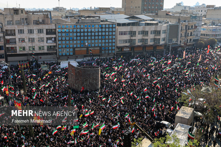 بیعت مردم سراسر کشور با سومین رهبر انقلاب اسلامی